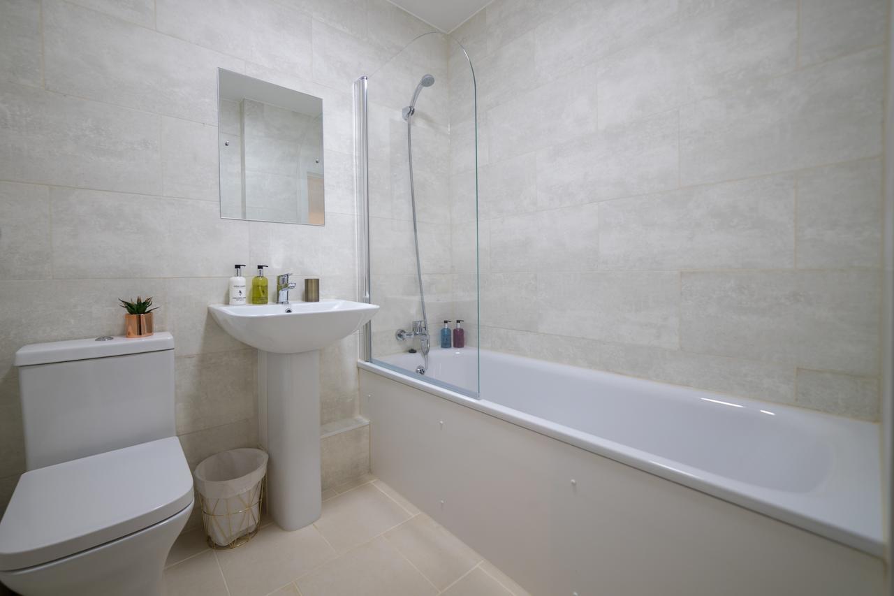 London Heathrow Serviced Apartments Ashford  외부 사진