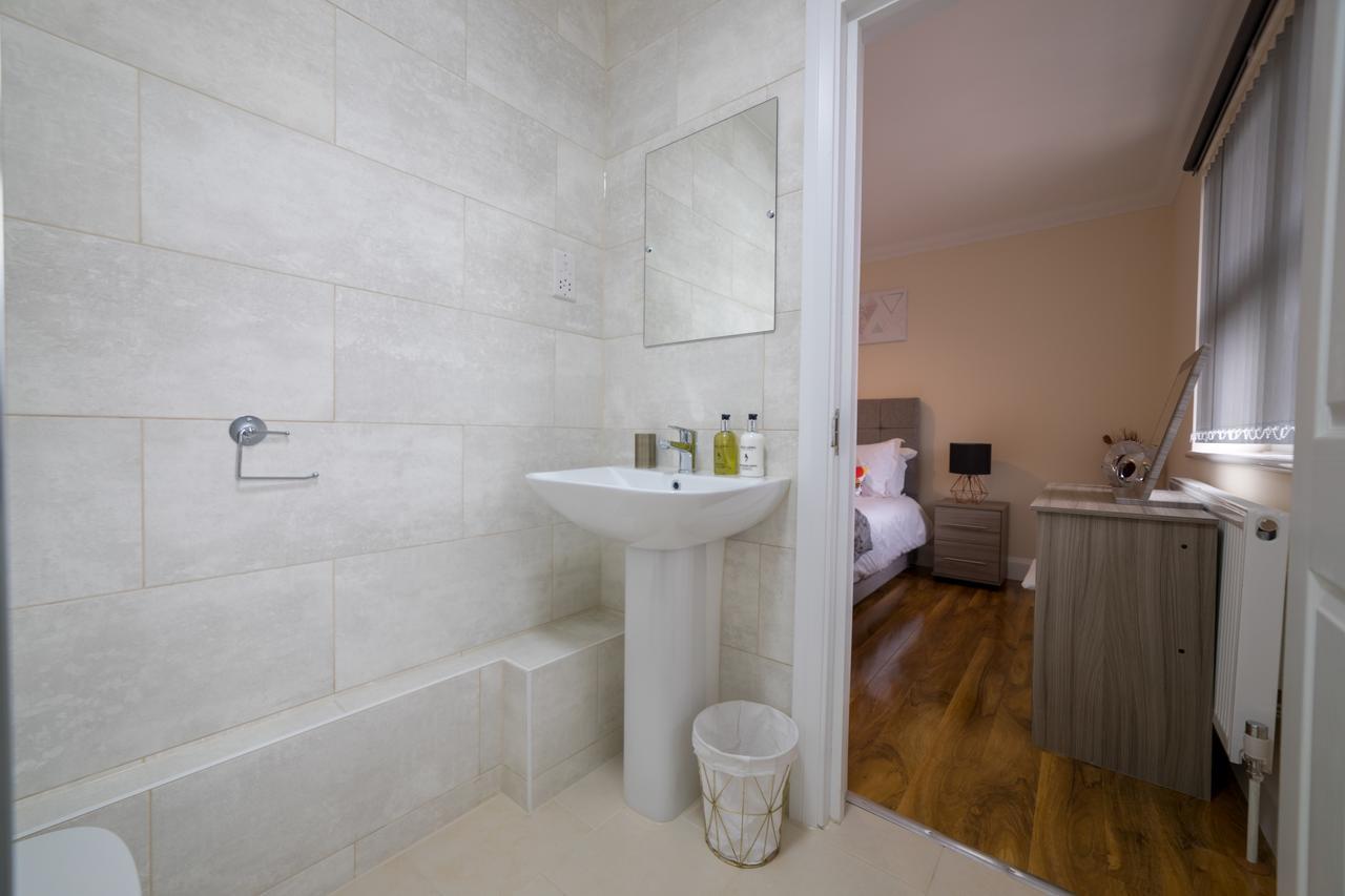 London Heathrow Serviced Apartments Ashford  외부 사진